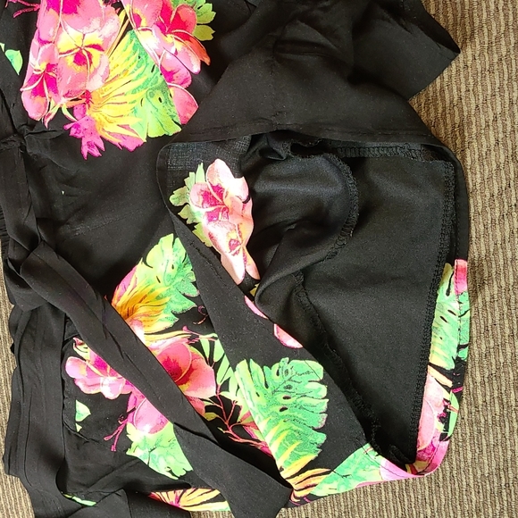 Alya Tropical Print Tie Sash Shorts - Picture 7 of 8